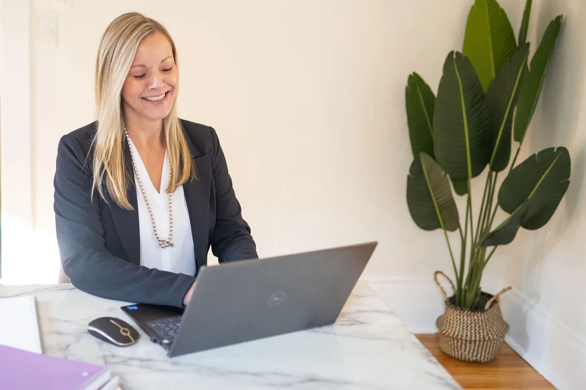 Erica Carlson, Certified Divorce Coach for women, smiling outdoors
